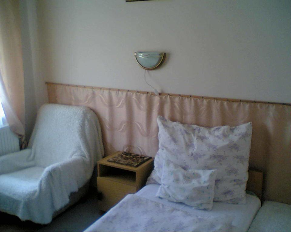 Marika Haus Hotel Buk Room photo